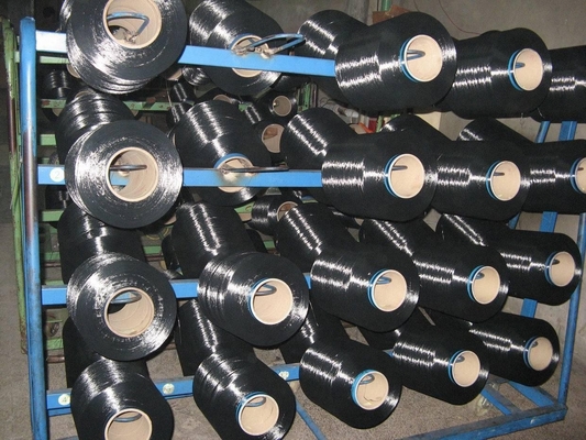 hauts fils de polyesters teints par dopant de ténacité